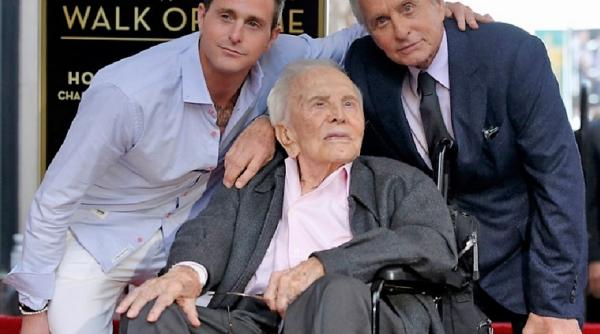 tentativa de sinucidere  decesul fiului de supradoza si nepotul la inchisoare  incercarile din viata lui kirk douglas