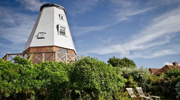 destinatii de vacanta inedite cazare intr o veche moara de vant in kent