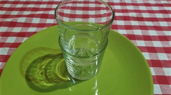 cum separi doua pahare intepenite unul intr altul trucul vechi si eficient