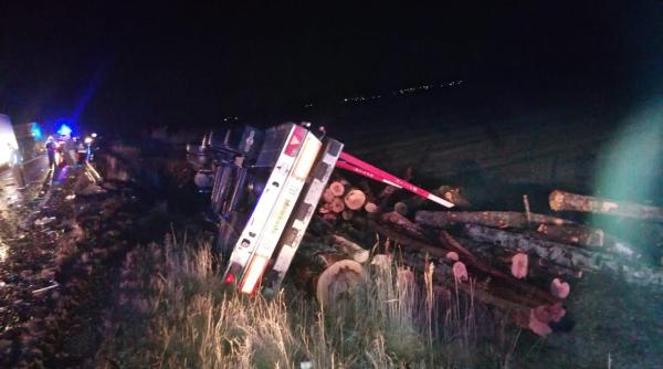 accident mortal tir cu lemne rasturnat in urma impactului cu o masina trafic blocat pe dn 15 in mures