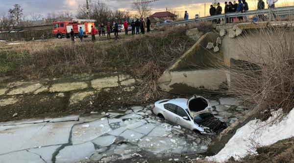 a plonjat cu masina intr un canal inghetat  la gropeni  soferul este ranit