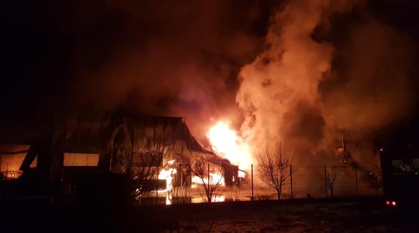 baiat de 16 ani gasit mort in casa cuprinsa de flacari