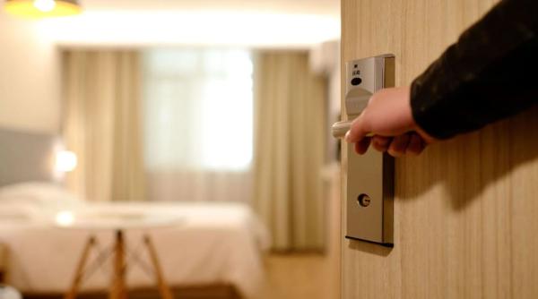 metoda ingenioasa a unui barbat pentru a sta gratuit la hotel