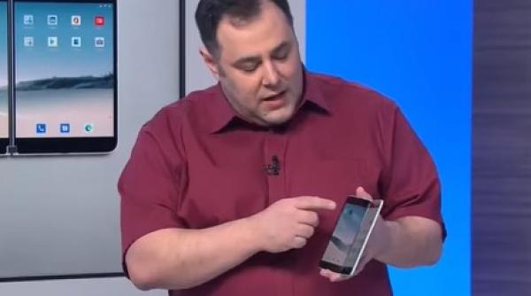 microsoft surface duo s a stricat de doua ori in timpul unui eveniment imaginile au devenit virale