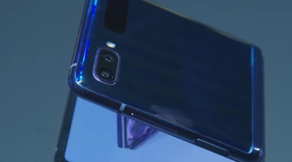 samsung galaxy z flip invinge categoric motorola razr si este mai ieftin