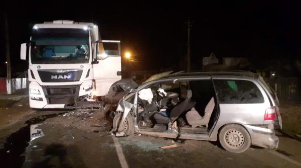 doua persoane incarcerate dupa un accident intre un tir si un autoturism