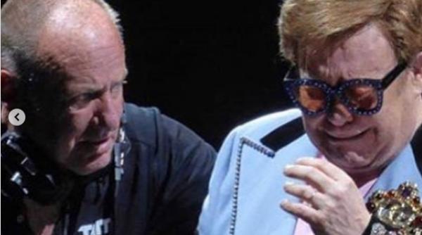 elton john in lacrimi pe scena si a pierdut vocea in timpul concertului video