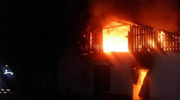 hala mistuita de flacari la arges o femeie si a salvat cei 4 copii