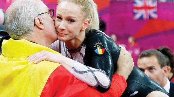 octavian bellu cadou inedit din partea gimnastelor sandra izbasa dedicatie emotionanta