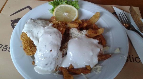 peste crocant in fulgi de porumb este delicios savurat cu mujdei cartofi prajiti si castraveti murati