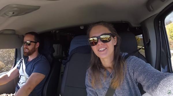 doi vloggeri renumiti au avut parte de surpriza vietii cand au ajuns in romania am vrut de fapt sa evitam tara video