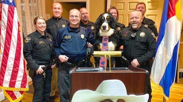 cainele ajuns primar la ceremonia de investire a fost pus sa scoata limba