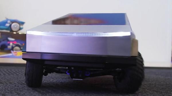 jucaria teleghidata cybertruck costa 1 750 de lei