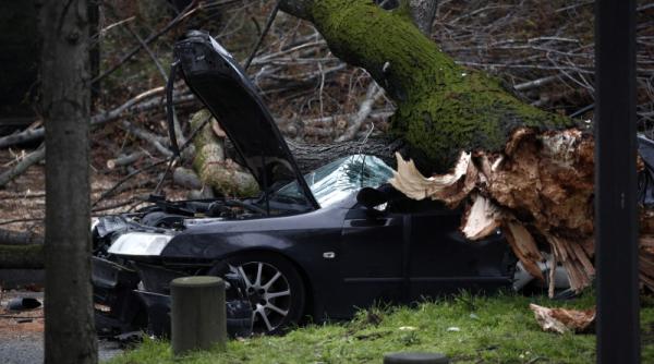 rafale puternice de vant la paris un barbat si a pierdut viata