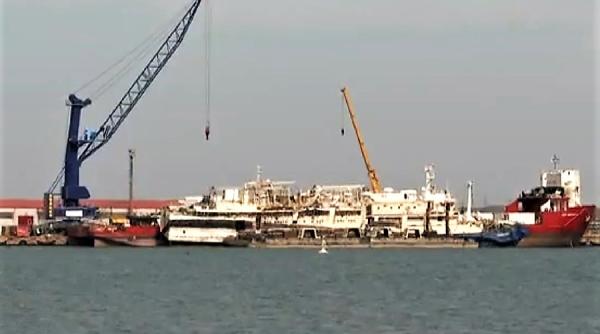 a inceput descarcarea lesurilor de pe vaporul esuat in portul midia