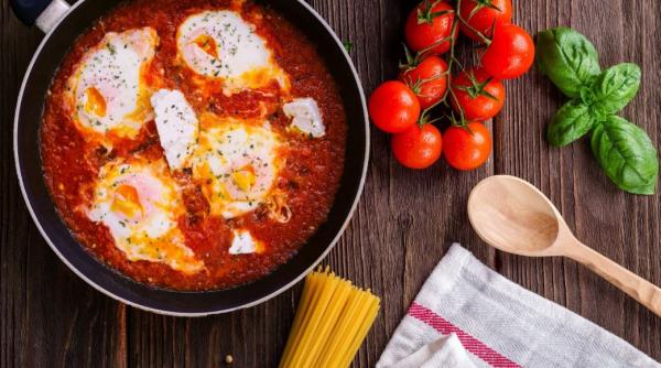 shakshuka un deliciu se prepara usor rapid si se condimenteaza din belsug