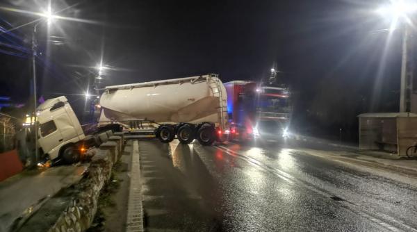 trafic blocat pe dn 7 soferul unei cisterne a pierdut controlul volanului