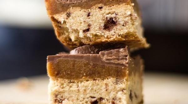 prajitura cu caramel si biscuiti reteta rapida gata in 10 minute