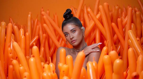 antonia a dat cartile pe fata public ne prefacem trebuie sa accept