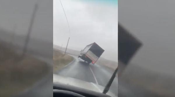 furtuna jorge face ravagii momentul in care vantul a rasturnat un camion aflat in mers video