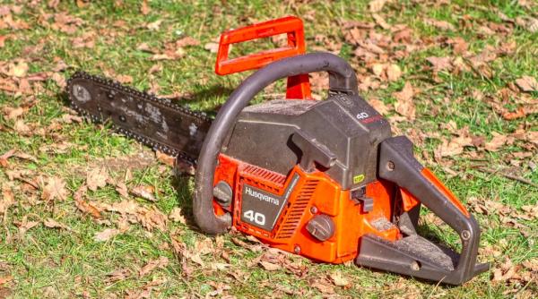 un copil de trei ani din suceava s a taiat cu o drujba pe fata