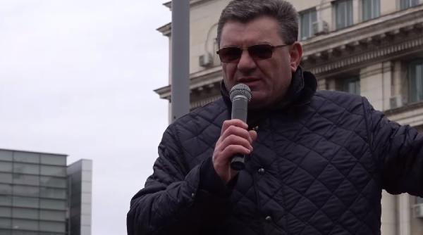 coarna ii strica ziua lui vela protest in fata lui iohannis si orban