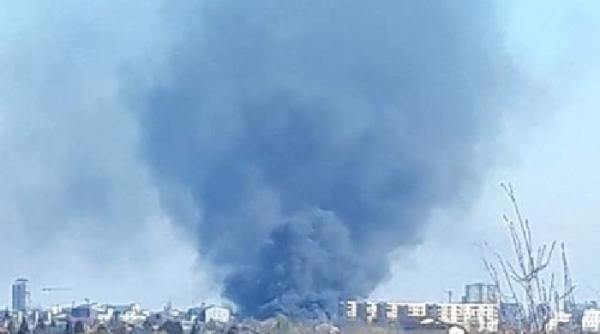 incendiu in bucuresti badulescu arde pe o proprietate privata depozit ilegal de gunoi