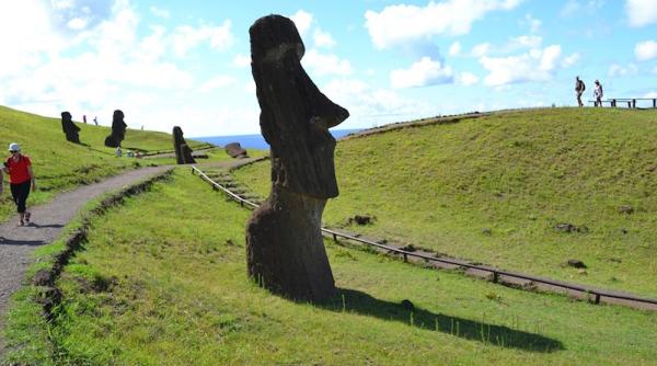 o statuie de pe insula pastelui distrusa intr un accident