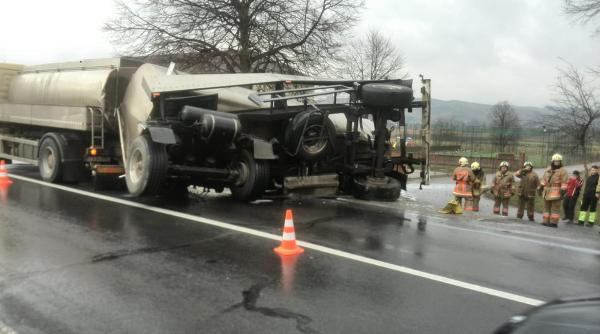cisterna incarcata cu lapte rasturnata pe dn 13 judetul mures trafic ingreunat