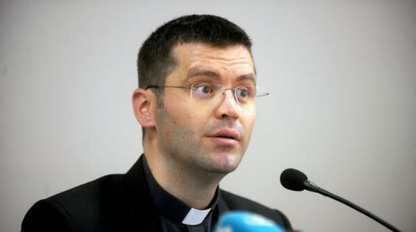 evenimentele cu mai mult de 1000 de persoane interzise biserica romano catolica indeamna la calm