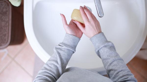 o mare provocare in lupta cu covid 19 cum sa incetati sa va atingeti fata