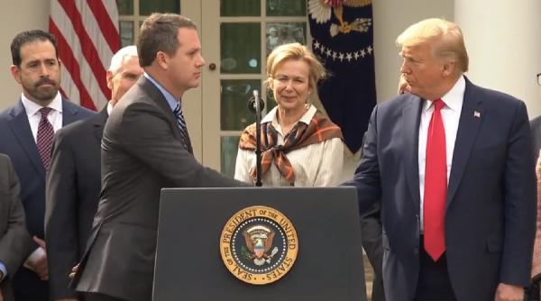 in plina conferinta de presa despre coronavirus donald trump da mana cu invitatii