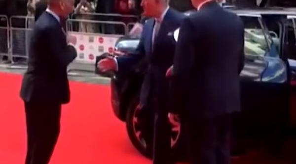 printul charles a uitat ca nu are voie sa dea mana cu oamenii de doua ori