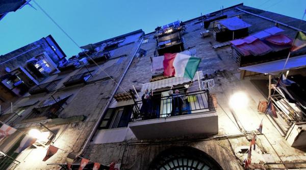 aflati in carantina italienii canta imnul in cor si aplauda medicii la balcon asa ceva nu ai mai vazut video