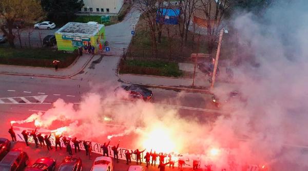 nu sunteti singuri peluza sud e alaturi de voi torte aprinse in fata spitalului din craiova