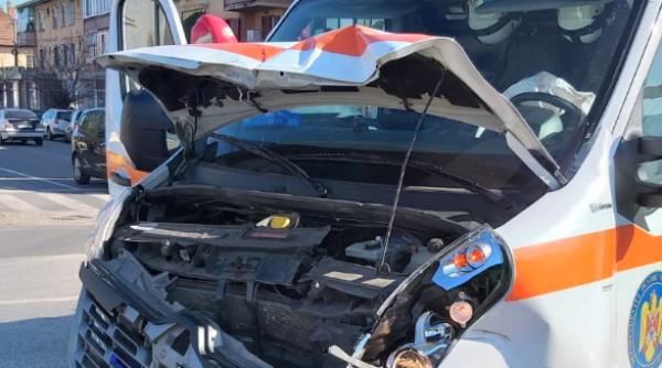 ambulanta implicata intr un accident la alba trei victime