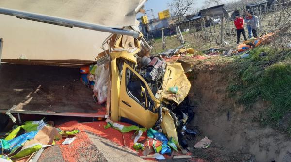 doua camioane si un autoturism  implicate intr un accident pe dn2  trafic blocat