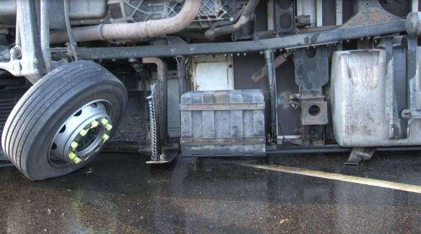 tir incarcat cu lazi de bere rasturnat pe sosea trafic blocat pe dn 11