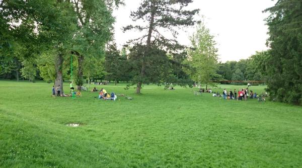 parcul herastrau plin de oameni tudorache politia cu megafoane anunta cetatenii sa se indrepte catre case