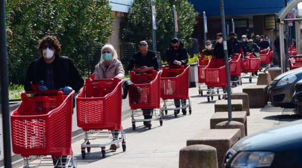 italia cozi de 5 ore la supermarketuri cristi chivu printre cei care au infruntat coada