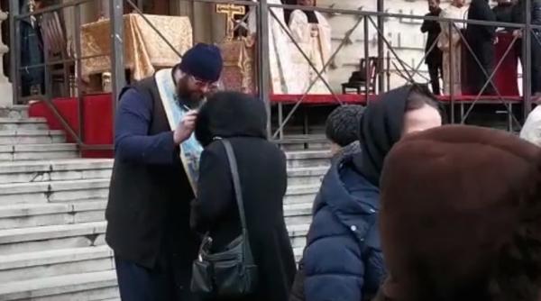 coronavirus denunt penal pentru preotii care au impartasit credinciosii cu aceeasi lingurita