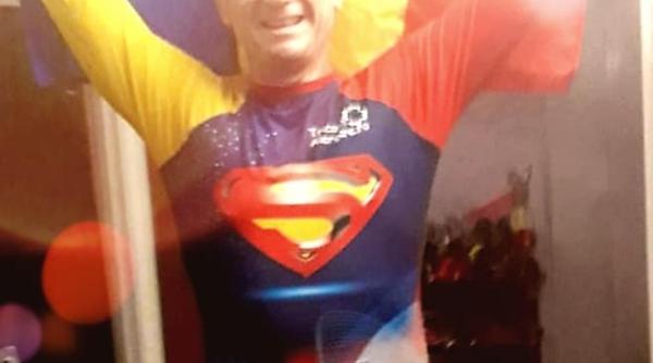 un bucurestean a alergat un ultramaraton de 101 km in locuinta sa de 2 camere pentru medicii aflati in lupta cu covid 19