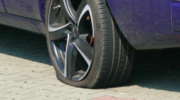 o voluntara care ajuta cu livrarea alimentelor si retetelor s a trezit cu cauciucurile taiate