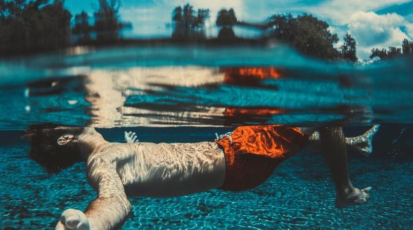 temperaturile ridicate si umiditatea nu opresc noul coronavirus opt persoane infectate la o piscina