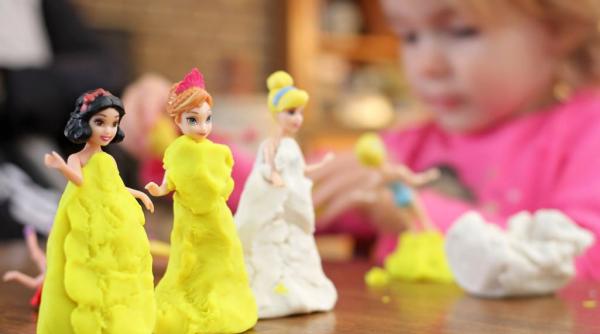 ce ar face scufita rosie alba ca zapada si cenusareasa daca ar trai in lumea de azi