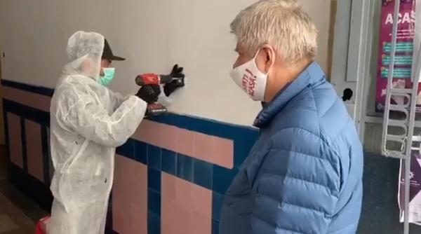 dan tudorache dozatoare de dezinfectant in aproape o treime dintre scarile de bloc din sectorul 1