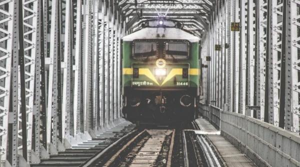 india si a inchis caile ferate pentru prima oara in 167 de ani trenurile transformate in spitale mobile