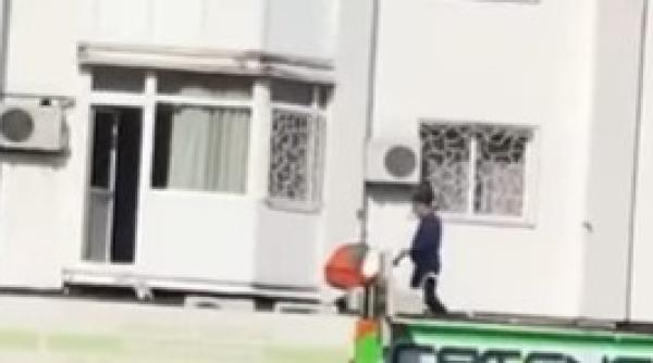 video un barbat si a plimbat copilul in carucior pe acoperis