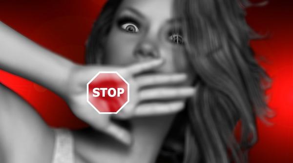 ancheta dupa o tanara a reclamat ca un politist i ar fi cerut favoruri sexuale pentru ca a iesit fara declaratie