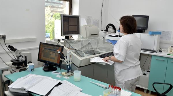 medic infectat cercetat penal se plimba fara echipament prin spital